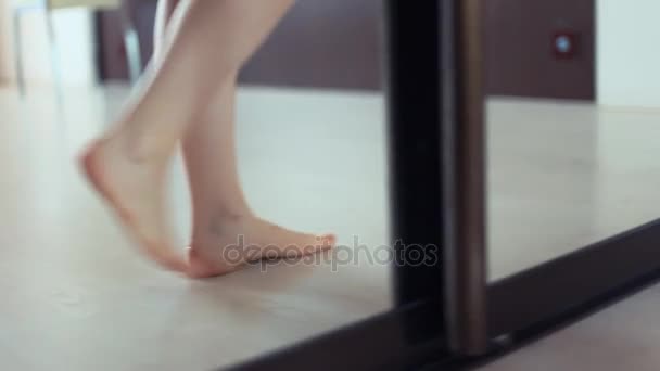 Piedi nudi di donna apre porta cassetto specchio in appartamento soggiorno — Video Stock