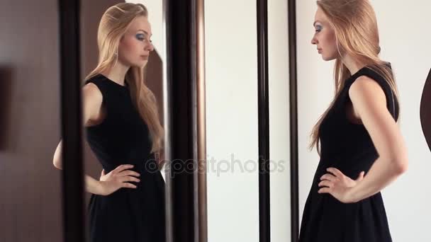 Jovem menina alegre loira atraente olhando no espelho, se preparando — Vídeo de Stock