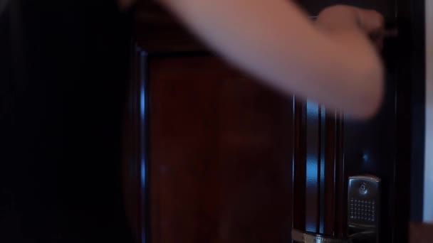 Γυναικείο χέρι ανοίγει μεταλλική πόρτα διαμέρισμα και περπατώ έξω — Αρχείο Βίντεο