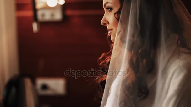 Gadis pengantin muda duduk di kursi berpose untuk foto dengan garter — Stok Video