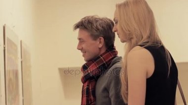 Resim Sanat Galerisi çekici kadına genç akıllı adamı tarif etmeye yeterli