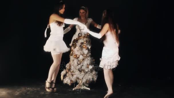 三个迷人的女孩，在白色内衣做圆舞在圣诞树 — 图库视频影像