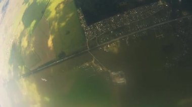 Bulutlarda düşen paraşütçü. Paraşüt açılır. Aşırı spor. Adrenalin. Yükseklik.