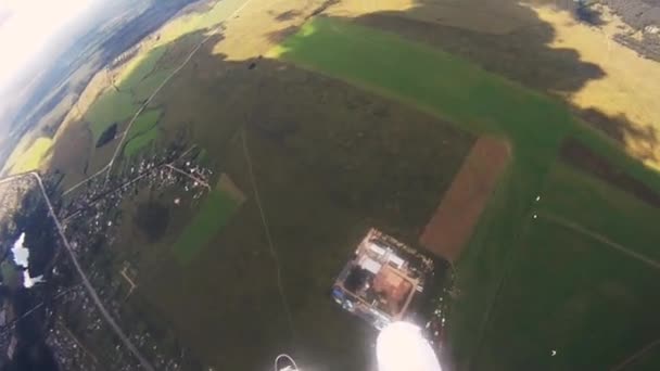 Paracadutismo Skydiver in cielo. Sport estremi. Adrenalina. Giornata di sole. Volo . — Video Stock