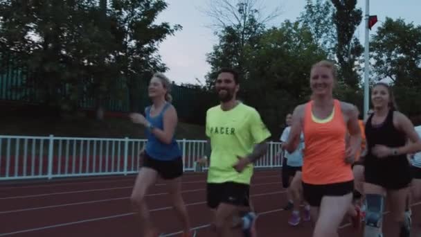 Moskva, Ryssland - juni 20, 2016: Leende unga gruppen kör träning på idrottsplats — Stockvideo