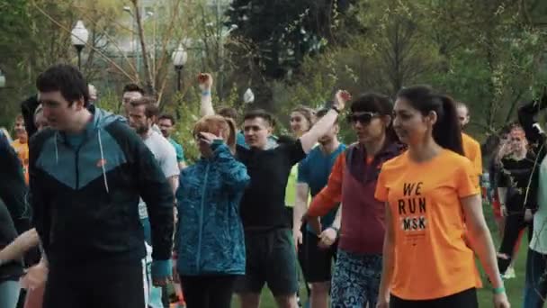 MOSCA, RUSSIA - 20 GIUGNO 2016: La gente si affaccia al parco cittadino ripetendo esercizi aerobici, swoosh ha — Video Stock