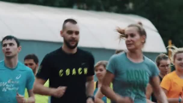 MOSCOU, RUSSIE - 20 JUIN 2016 : Entraînement de groupe sur piste du stade, soirée d'été — Video