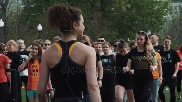 Moscow, Oroszország - 2016. június 20.: Aerob női edző menetelni hely emberek tömeg ci — Stock videók