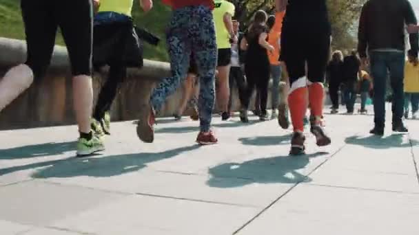 Moskwa, Rosja - 20 czerwca 2016: Biegaczy osób stopy w trampki, jogging na nabrzeże rzeki miasto — Wideo stockowe