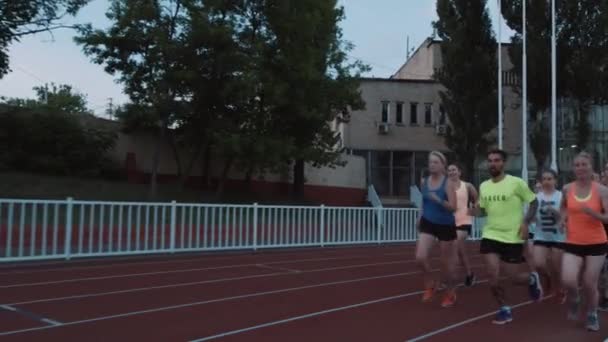 Moscow, Oroszország - 2016. június 20.: Örömteli fiatalok csoport futó testmozgás, sport stadion — Stock videók