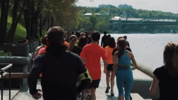 MOSCÚ, RUSIA - 20 DE JUNIO DE 2016: Grupo de atletas con ropa deportiva corriendo en el río de la ciudad — Vídeo de stock