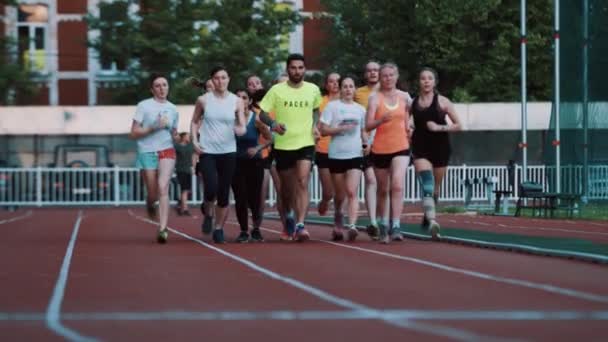 Moskva, Ryssland - juni 20, 2016: Atletisk personer grupp med tränare som körs på utanför stadion runw — Stockvideo