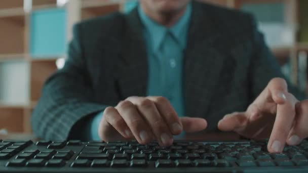 Kontorist i rutiga jacka blå skjorta fort maskinskrivning på datorns tangentbord — Stockvideo
