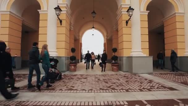 MOSCOW, RÚSSIA - JULHO 25, 2016: Pessoas caminhando sob arco de estilo classicismo construção de arhitecture — Vídeo de Stock