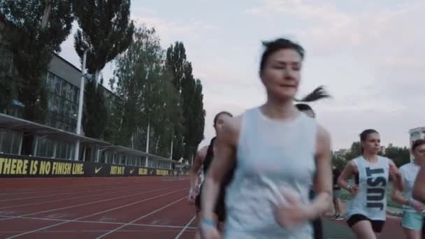 MOSCA, RUSSIA - 20 GIUGNO 2016: Gli sportivi si allenano in gruppo facendo jogging intorno allo stadio in città — Video Stock