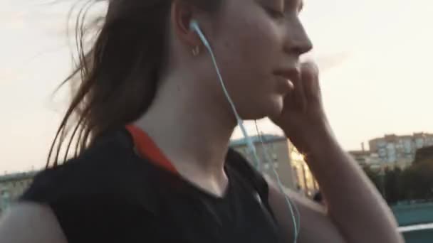 МОСКВА, РОССИЯ - 20 июня 2016 года: Смеющаяся девушка бегает по набережной со смартфоном, красивые с — стоковое видео