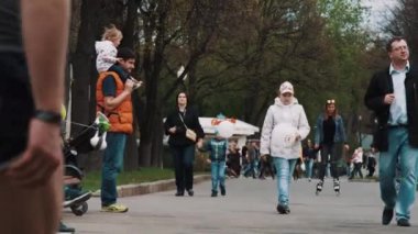 Moskova, Rusya - 20 Haziran 2016: Şehir Parkı Balonlar, soğuk taşıyan çocuklarımız ile biz insanlar