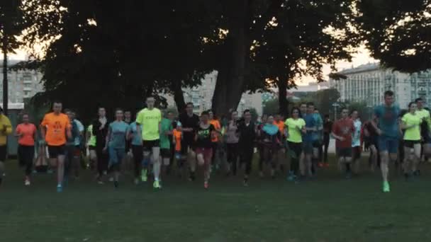 MOSCÚ, RUSIA - 20 DE JUNIO DE 2016: Multitud de gente de fitness corriendo tacones en el parque de la ciudad verde — Vídeo de stock