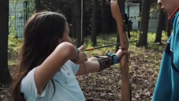 MOSCOU, RUSSIE - 20 JUIN 2016 : Jeune fille tirant flèche avec arc au parc de la ville avec entraîneur — Video