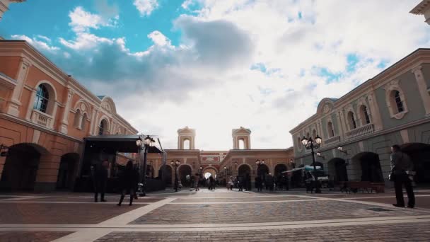 MOSCOU, RUSSIE - 25 JUILLET 2016 : Cour du bâtiment de style architectural classique, les gens marchent — Video