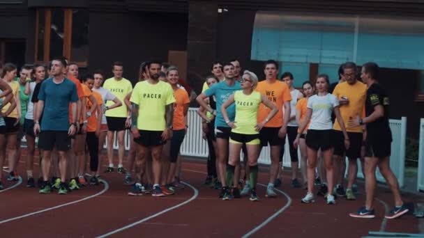 Moskou, Rusland - 20 juni 2016: Trainer tonen sportieve menigte speciale springende bewegingen uitgevoerd op — Stockvideo