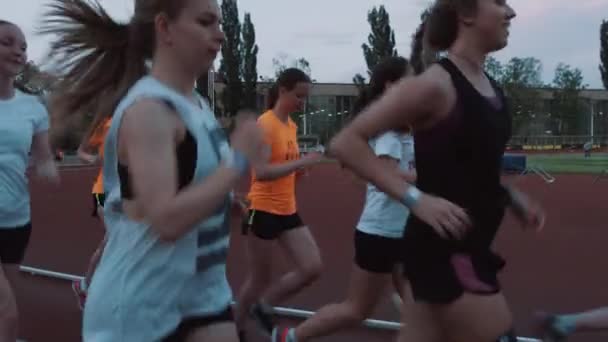 Moskau, russland - 20. juni 2016: athletische mädchengruppe läuft auf laufbahn, training und freudig smi — Stockvideo