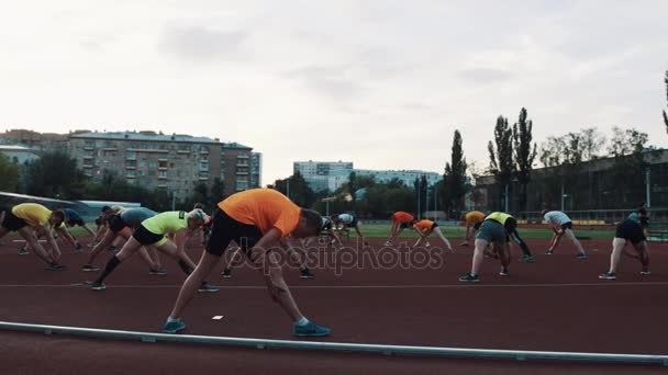 MOSCA, RUSSIA - 20 GIUGNO 2016: Allenamento sportivo di gruppo che allunga le gambe, fa oscillazioni da un lato — Video Stock
