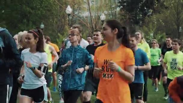MOSCOW, RÚSSIA - JUNHO 20, 2016: As pessoas se reúnem no parque da cidade fazendo exercícios, jogging em um só lugar , — Vídeo de Stock