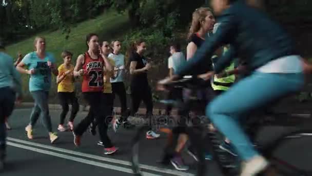 MOSCÚ, RUSIA - 20 DE JUNIO DE 2016: Grupo de mujeres corriendo en el parque de la ciudad, usando teléfonos inteligentes, verano cálido — Vídeos de Stock