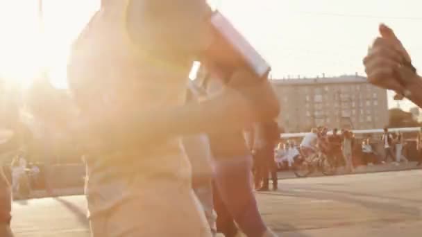 Moskau, russland - 20. juni 2016: gruppe von athleten joggen auf dem städtischen damm in wunderschönen s — Stockvideo