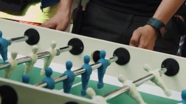 Moskova, Rusya - 20 Haziran 2016: Tablo futbol kicker oyunu, iki unrecognisable kişi oynadı