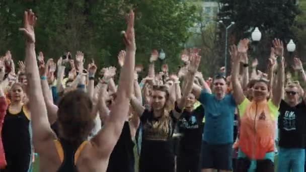 MOSCA, RUSSIA - 20 GIUGNO 2016: La gente si affaccia nel parco cittadino saltando in posizione con le mani alzate, la guerra — Video Stock