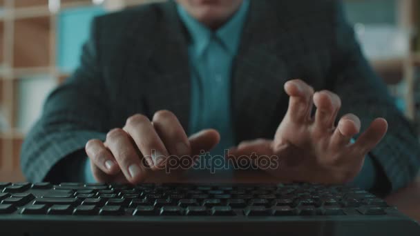 Secretario de oficina en chaqueta a cuadros camisa azul rápido en el teclado de la computadora — Vídeo de stock