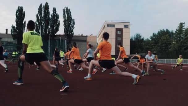 Moskva, Rusko - 20 června, 2016: Sportive lidé skupina dělá cvičení strething, squating na sta — Stock video