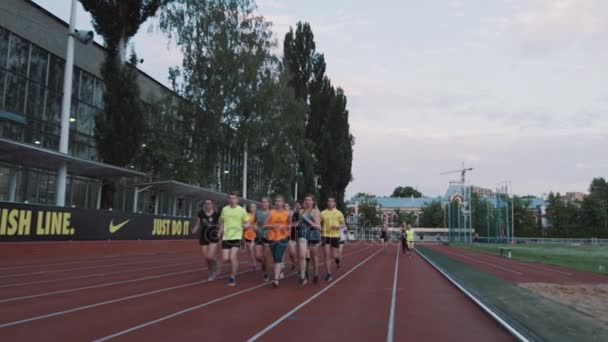 MOSCOU, RUSSIE - 20 JUIN 2016 : Le groupe de personnes athlétiques termine sa session de course au stade extérieur — Video