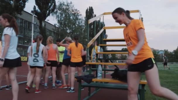 Moskva, Rusko - 20 června, 2016: Sportive lidé skupina odpočívá po běhání relace na venkovní s — Stock video
