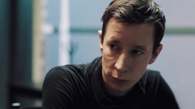 Onun patron ya da baba bardaklarda üzgün şehvetliler delikanlı dinler