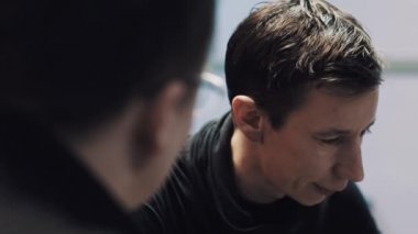 Onun patron ya da baba bardaklarda üzgün şehvetliler delikanlı dinler