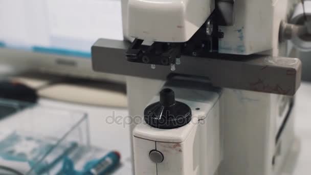 Optimetrist maskin i laboratorium på bord — Stockvideo