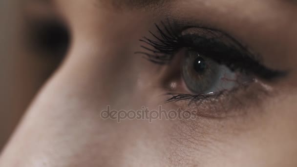 Donna bionda occhi grigi lampeggiante. Mascara e eyeliner neri — Video Stock