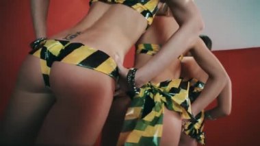 Üç seksi kızlar erotik kıyafetler tehlike kasedi içinde dans kalça, sallamak