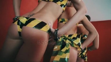Üç seksi kızlar erotik kıyafetler tehlike kasedi içinde dans kalça, sallamak