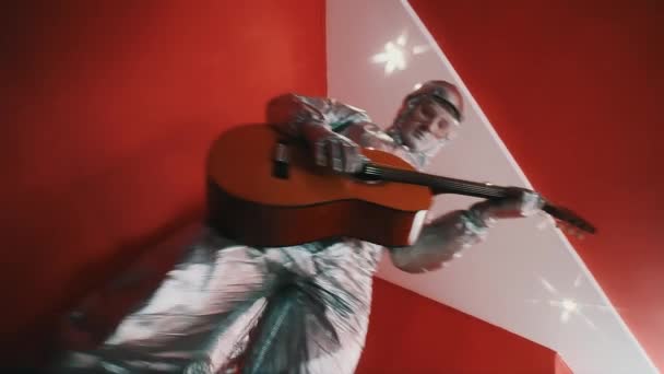 Üç adam müzik aletleri oynamaya doğrultusunda gümüş tehlike kostümleri — Stok video