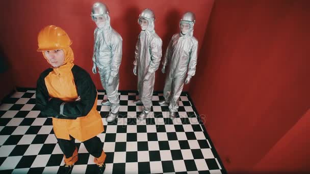Mannen i fara jacka och hjälm rappa, trio i robot kostymer hopp — Stockvideo