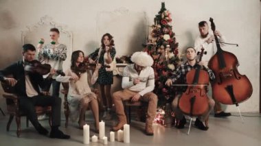 String quintet şarkıcı ile Noel sahne ile odada müzik gerçekleştirmek