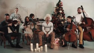 String quintet odada Noel süslemeleri ile sıkılmış adamla