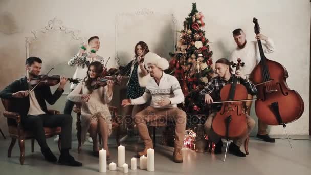 String quintet vokalist ile Noel sahne ile odada müzik gerçekleştirmek — Stok video