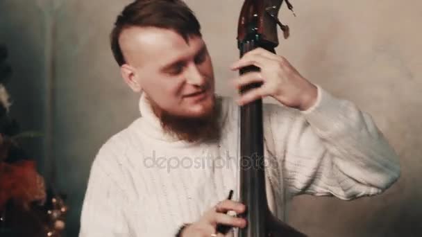 Jonge baard muzikant met mohawk speelt contrabas Meppen tekenreeksen — Stockvideo