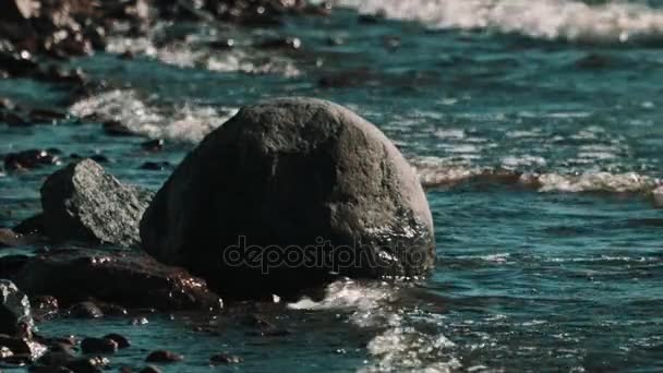Kameny ve vodě, na břehu moře, vlny bije na — Stock video