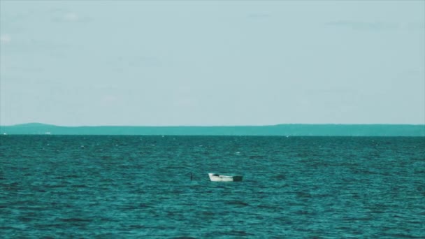 Dřevěné shallop houpe na vlnách v mořské vodě — Stock video
